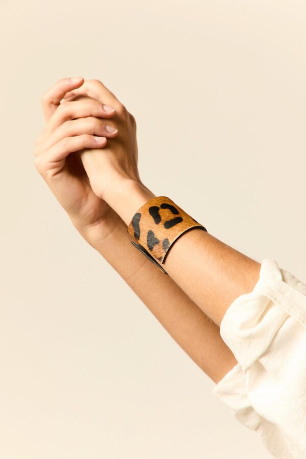 Brazalete étnico de piel print leopardo - Image 4
