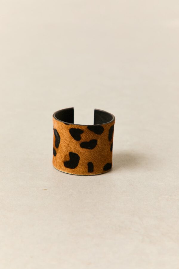 Brazalete étnico de piel print leopardo - Image 3
