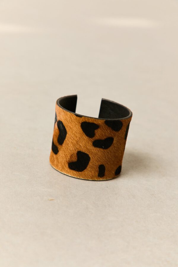 Brazalete étnico de piel print leopardo - Image 6