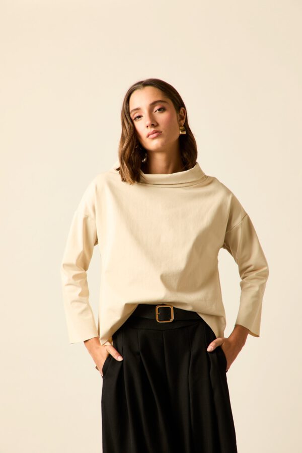 Camiseta asimétrica beige - Image 2