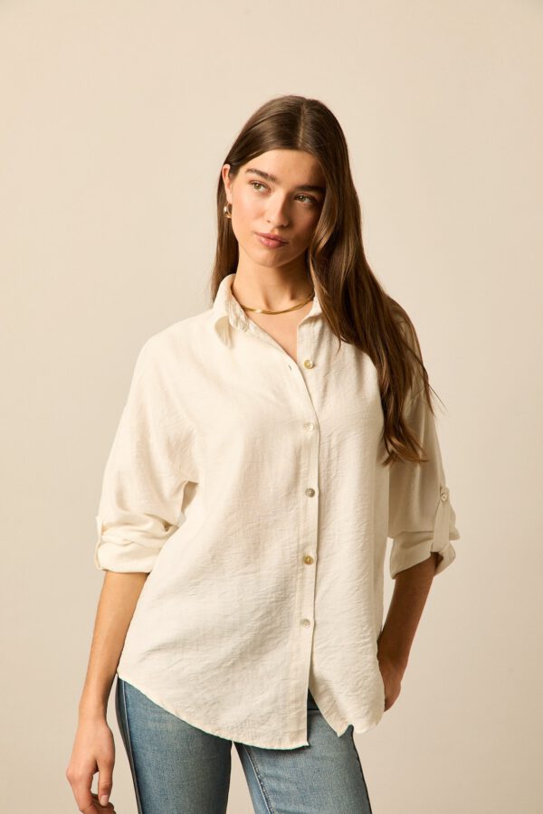 Blusa lisa botones blanca - Image 2