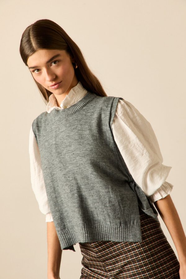 Chaleco lazos laterales gris - Image 3