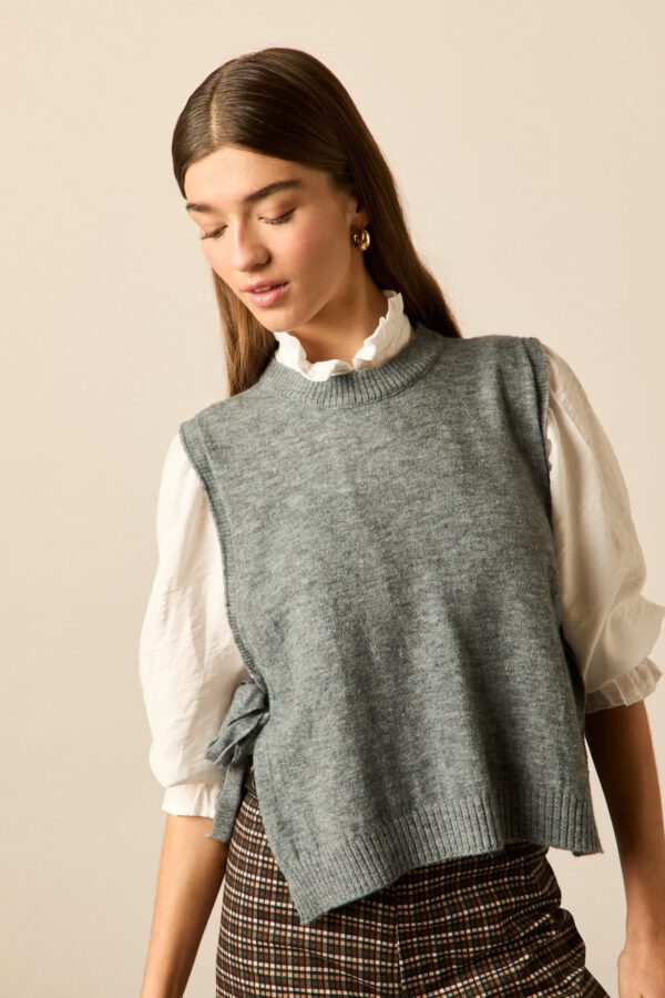 Chaleco lazos laterales gris - Image 5
