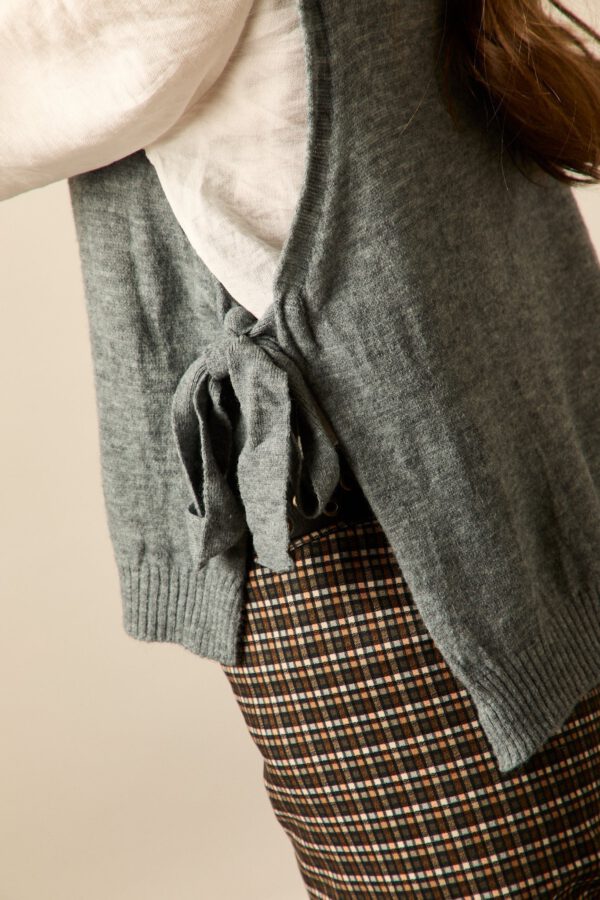 Chaleco lazos laterales gris - Image 7