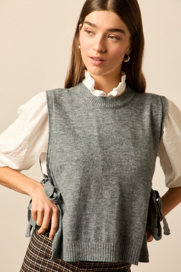 Chaleco lazos laterales gris - Image 6