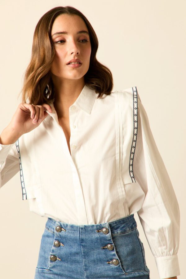 Camisa detalles bordados blanca - Image 2