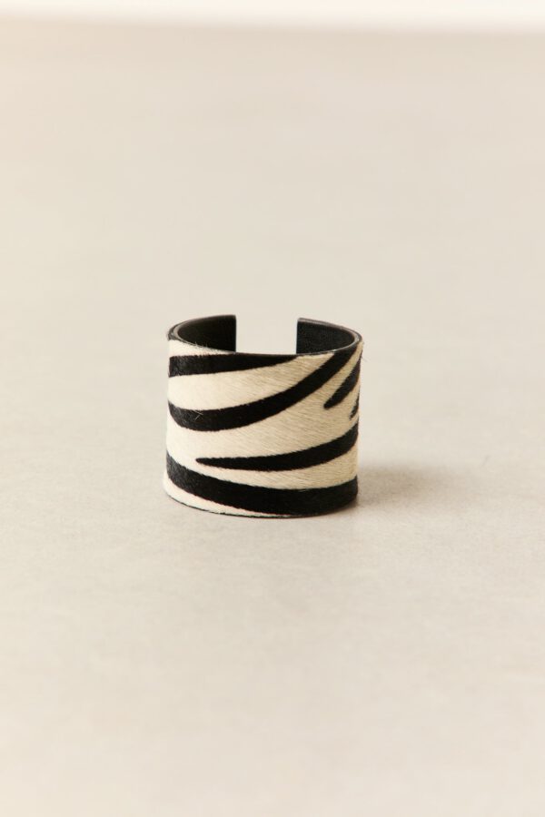 Brazalete étnico de piel print cebra - Image 2