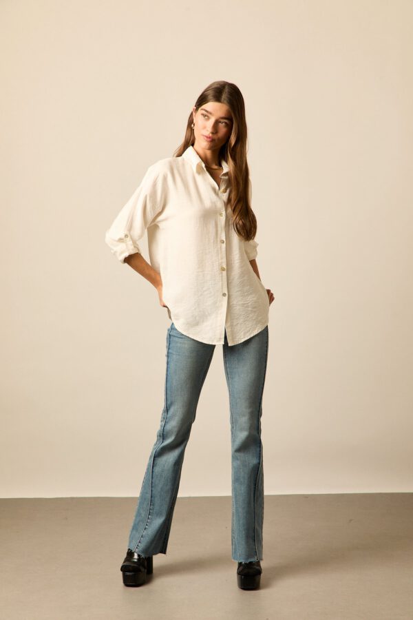 Blusa lisa botones blanca - Image 3