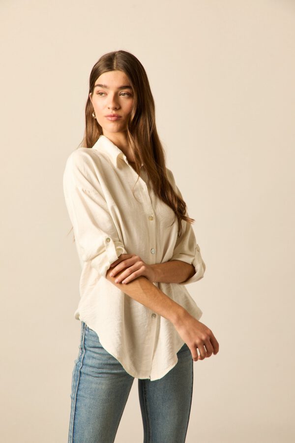 Blusa lisa botones blanca - Image 2