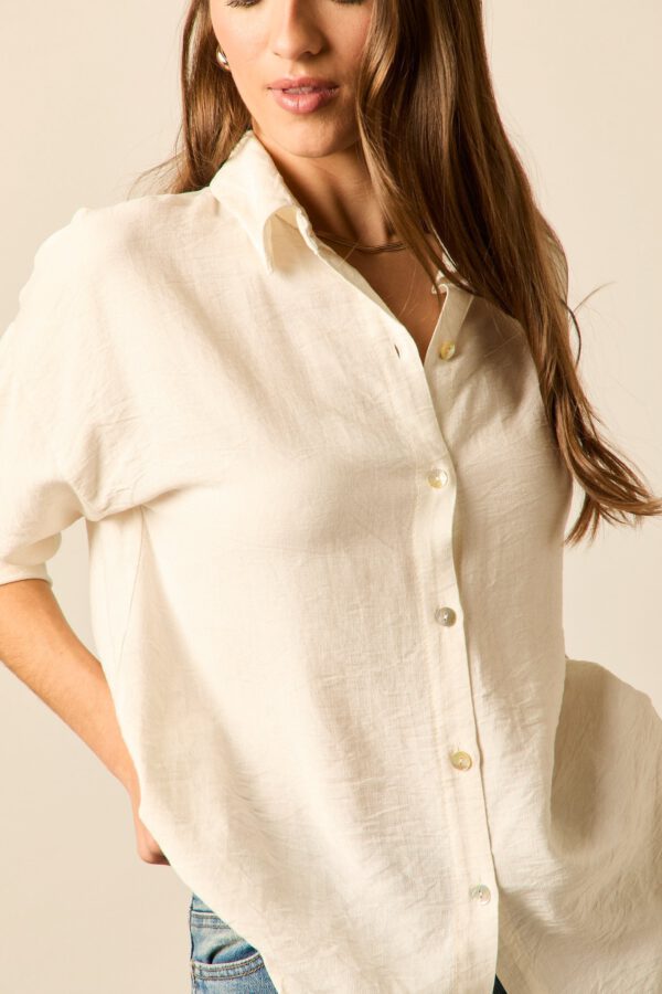 Blusa lisa botones blanca - Image 4