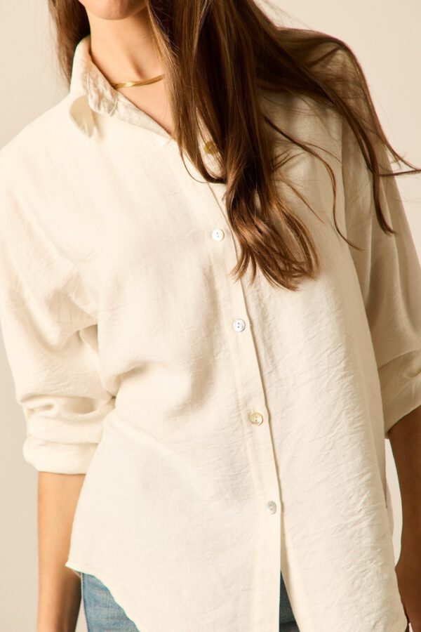 Blusa lisa botones blanca - Image 5