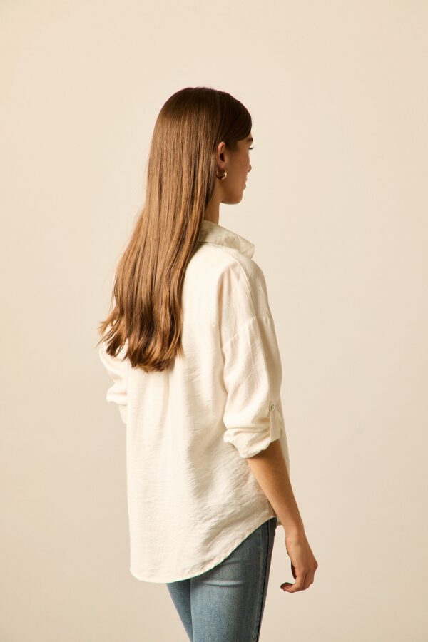 Blusa lisa botones blanca - Image 6
