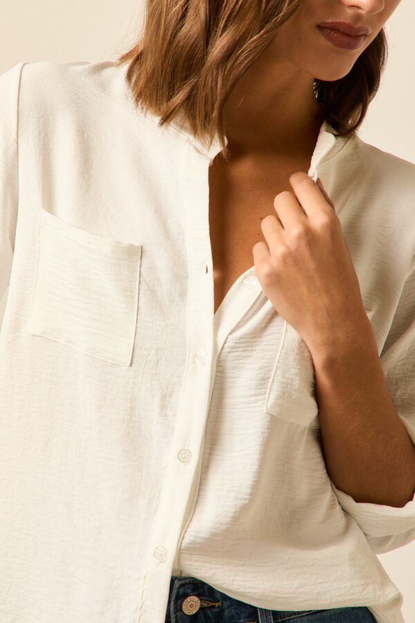 Camisa dos bolsillos blanca - Image 5