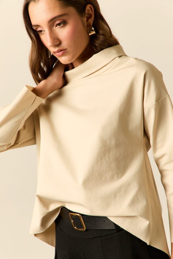 Camiseta asimétrica beige - Image 4