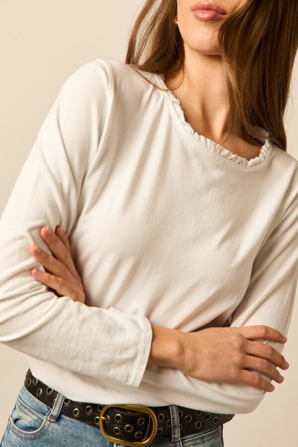 Camiseta manga larga cuello volantes blanca - Image 7
